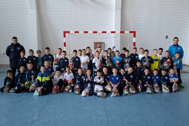 ФК Херцеговац обрадовао најмлађе: Подијељени новогодишњи пакетићи након посљедњег тренинга