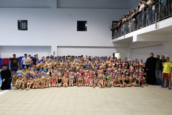 Више од 350 малишанa пливало за Часни крст у затвореном базену